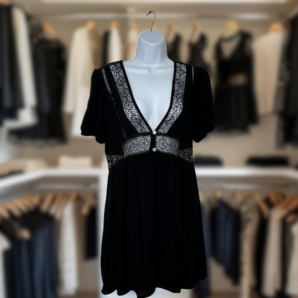 Bewitching BLACK BABYDOLL DRESS Lace rimmed V Neck & Waist Iridescent Buttons